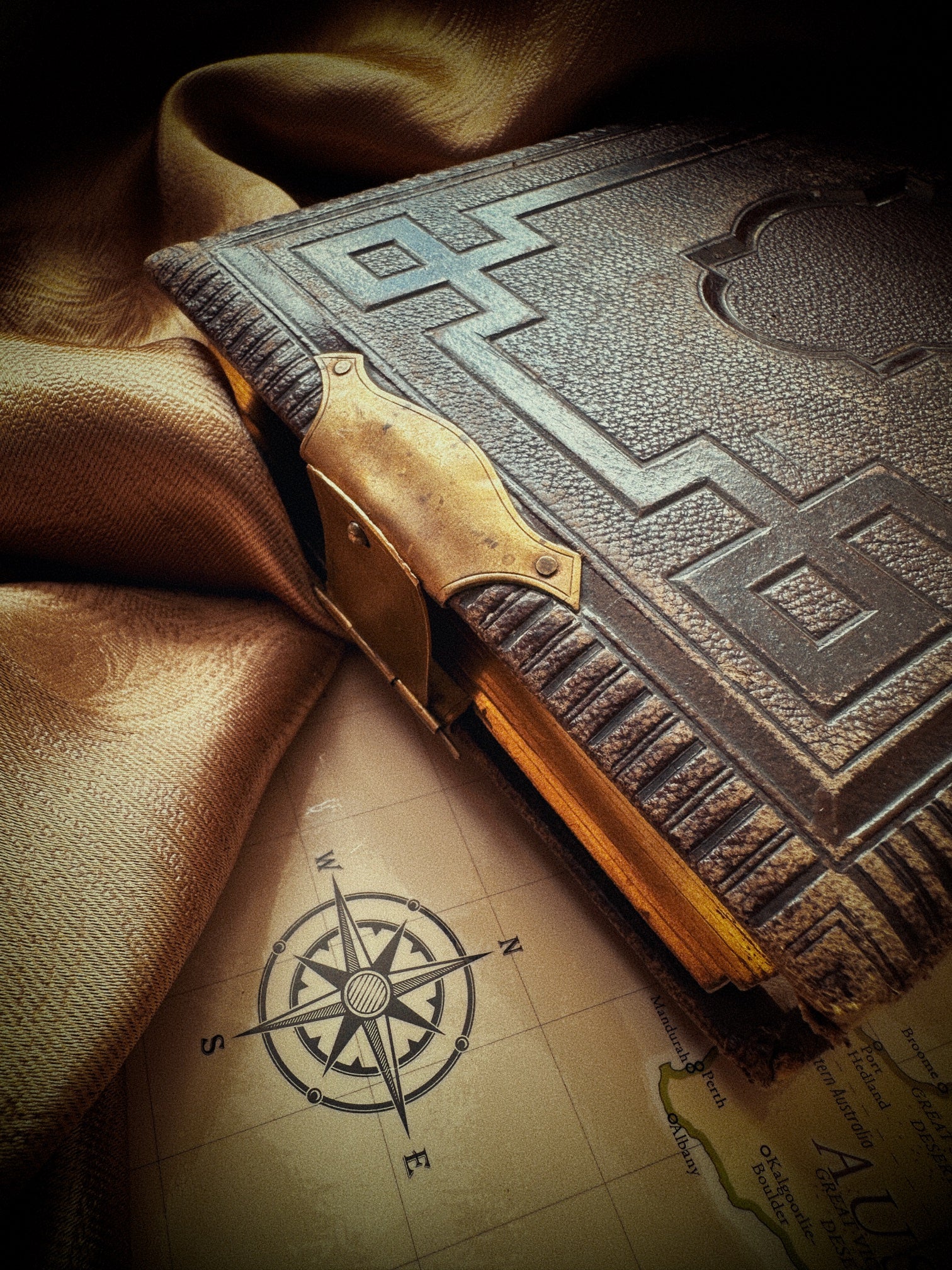 Victorian Leather Photo Album with Brass Clasp (Late 19th Century)