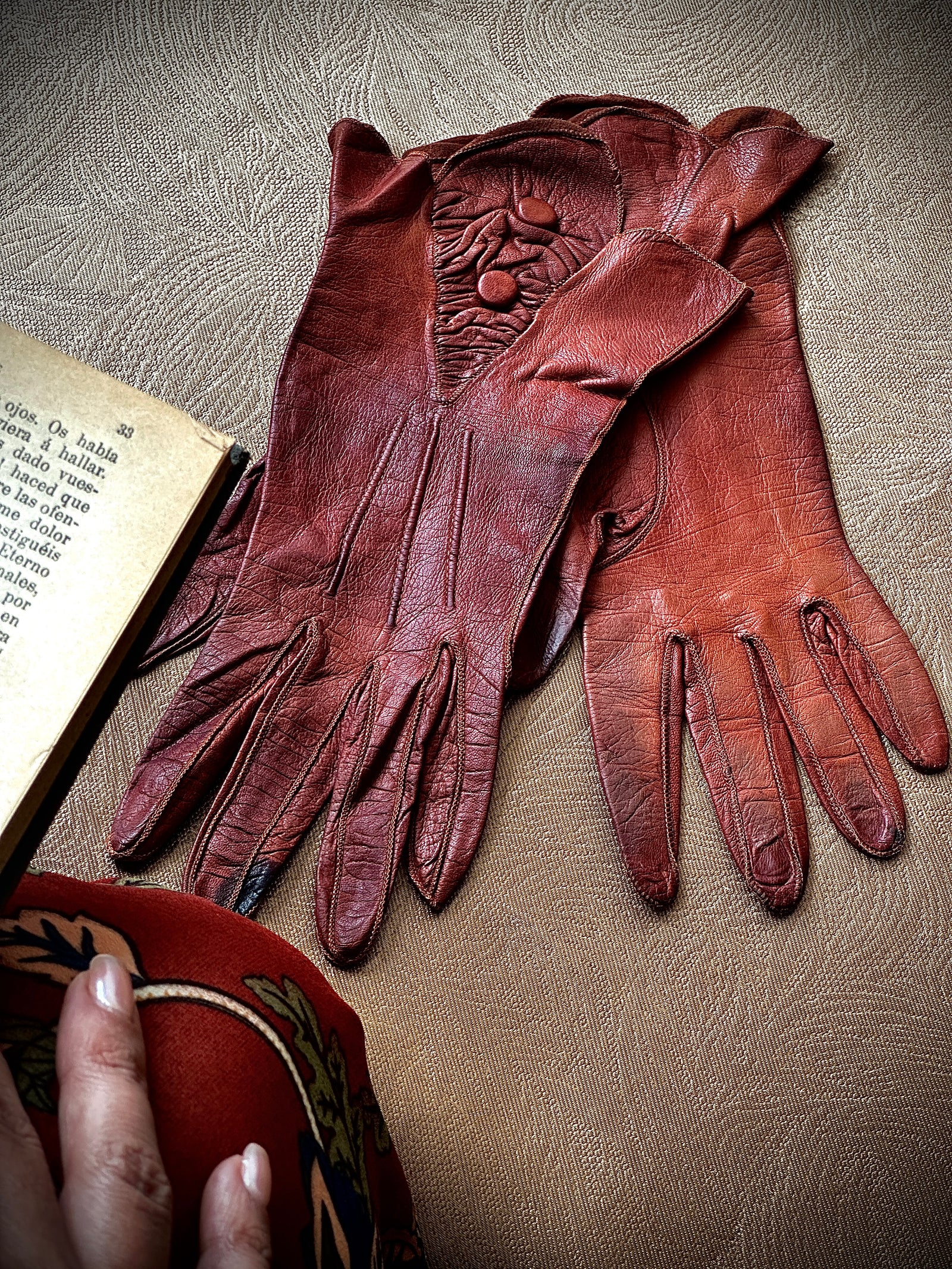 Vintage Child’s Leather Gloves – Reddish Brown (1940s–60s, XXS)